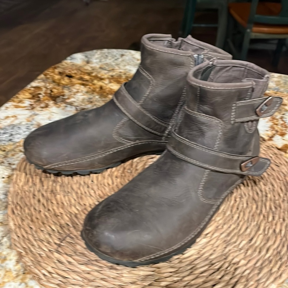 MERRELL WATERPROOF BOOTS SIZE 8